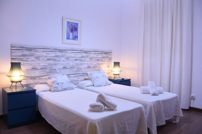Ally's Guest House Barcelona B&B
