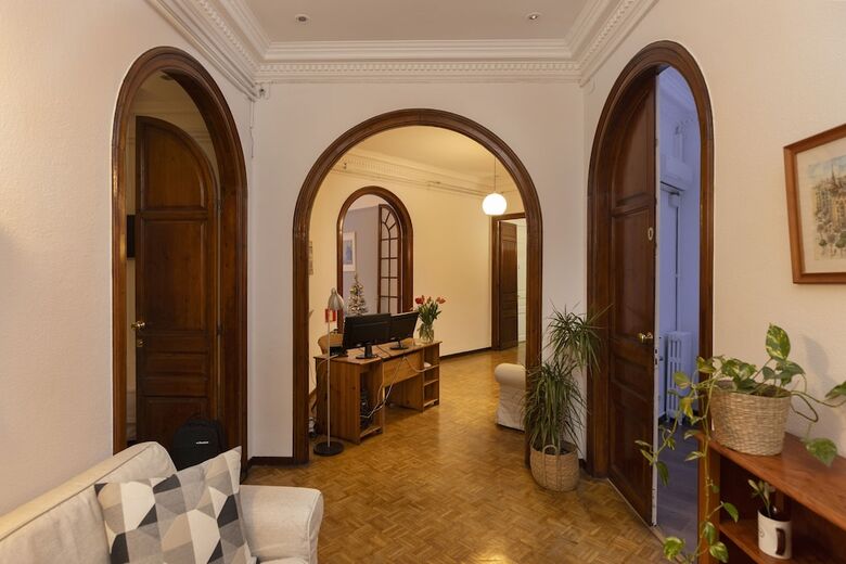 Ally's Guest House Barcelona B&B