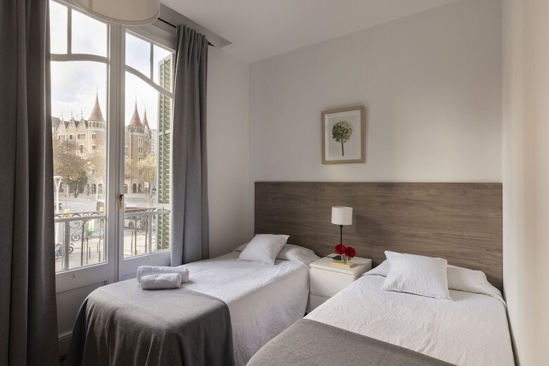 Ally's Guest House Barcelona B&B