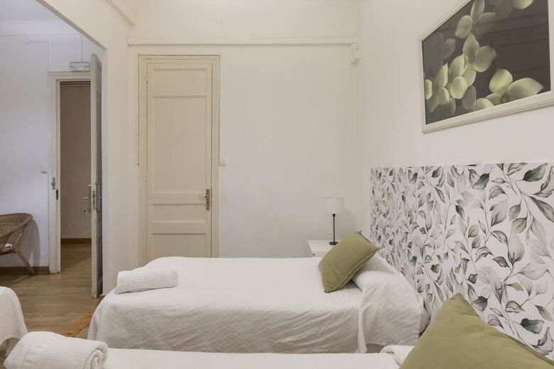 Ally's Guest House Barcelona B&B