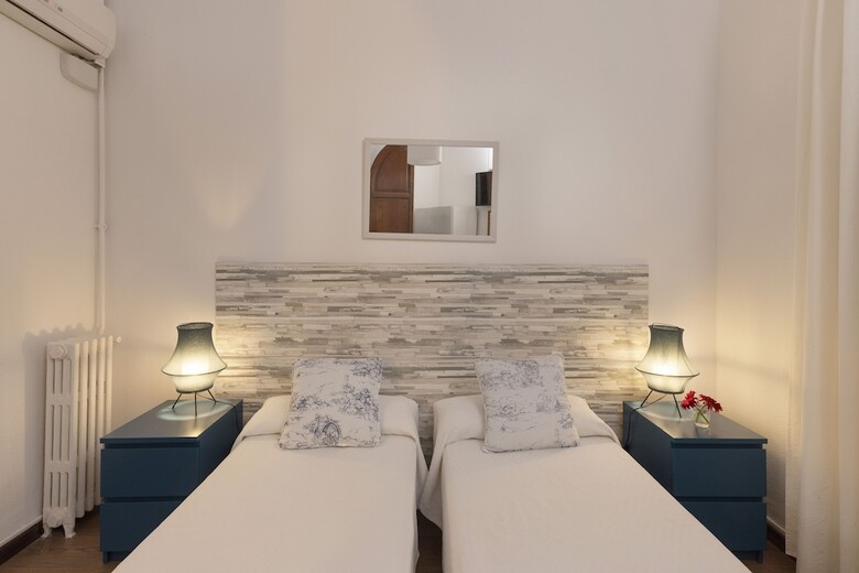 Ally's Guest House Barcelona B&B
