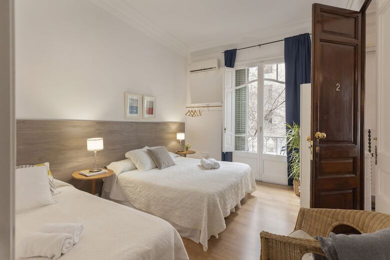 Ally's Guest House Barcelona B&B