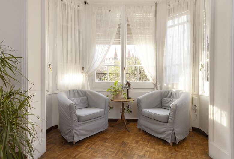 Ally's Guest House Barcelona B&B