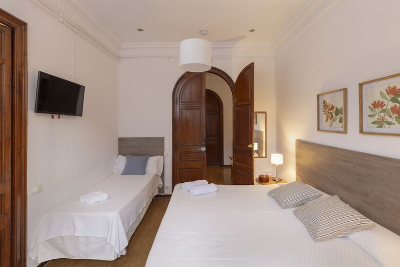 Ally's Guest House Barcelona B&B