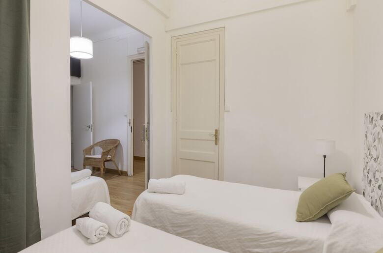 Ally's Guest House Barcelona B&B