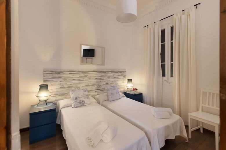 Ally's Guest House Barcelona B&B
