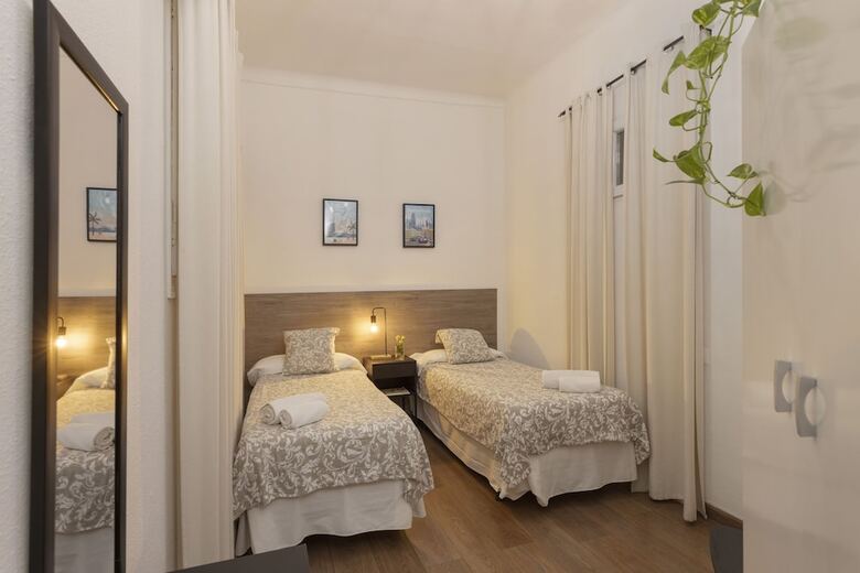 Ally's Guest House Barcelona B&B