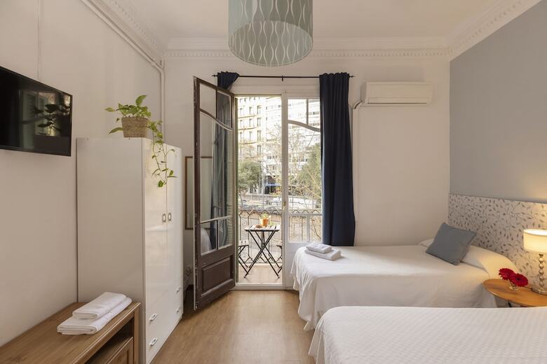 Ally's Guest House Barcelona B&B