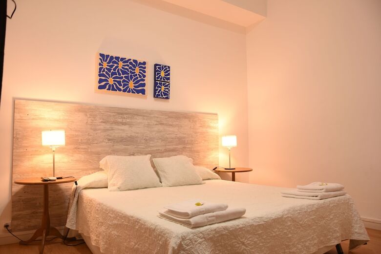 Ally's Guest House Barcelona B&B