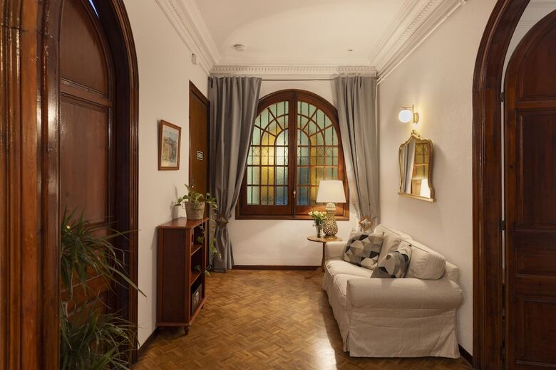 Ally's Guest House Barcelona B&B