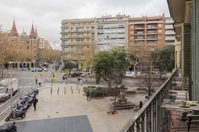 Ally's Guest House Barcelona B&B