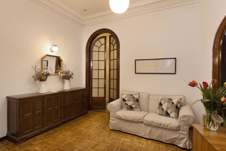 Ally's Guest House Barcelona B&B