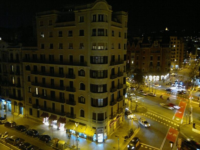 Ally's Guest House Barcelona B&B
