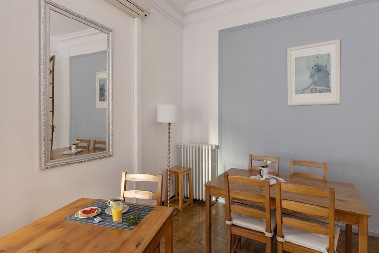 Ally's Guest House Barcelona B&B