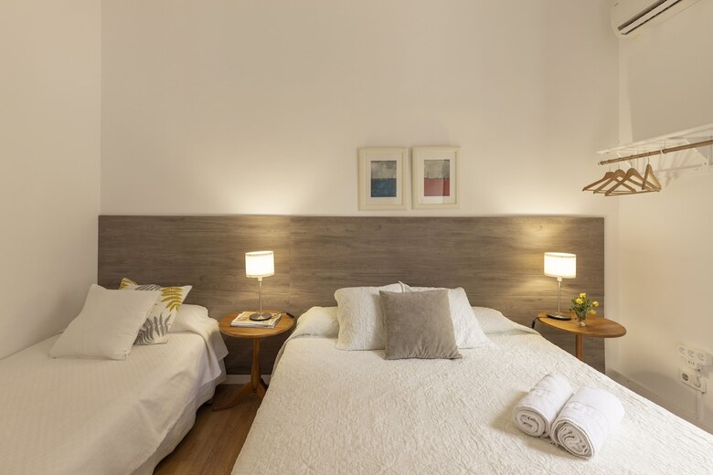 Ally's Guest House Barcelona B&B