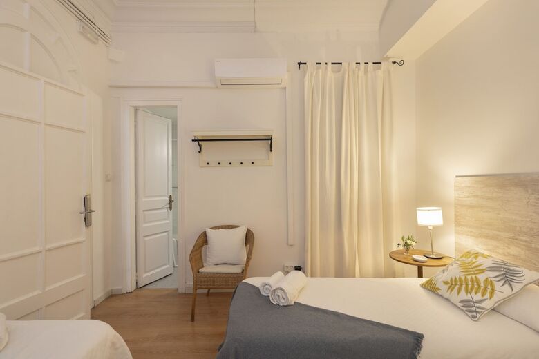 Ally's Guest House Barcelona B&B