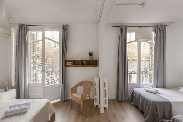 Ally's Guest House Barcelona B&B