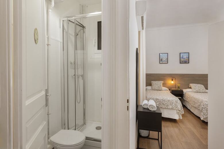 Ally's Guest House Barcelona B&B