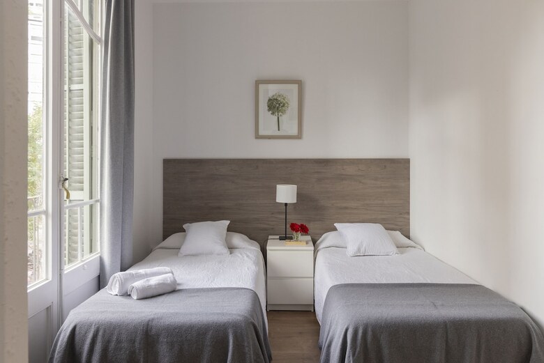 Ally's Guest House Barcelona B&B