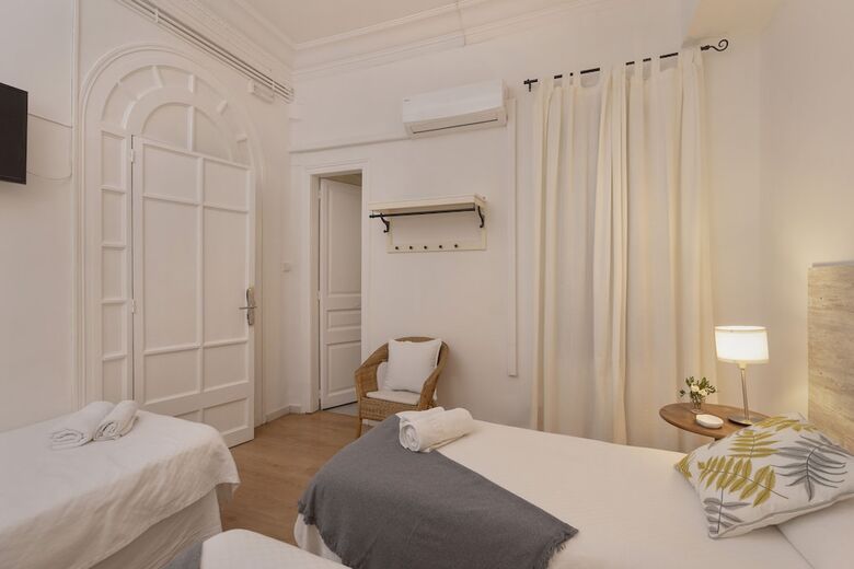 Ally's Guest House Barcelona B&B