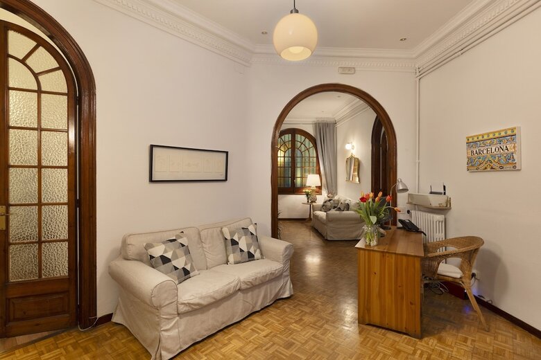 Ally's Guest House Barcelona B&B