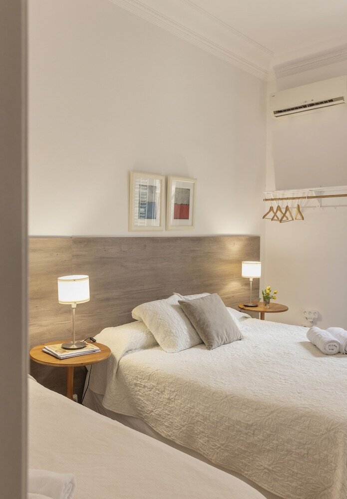 Ally's Guest House Barcelona B&B