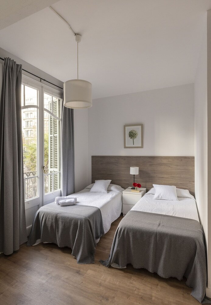Ally's Guest House Barcelona B&B