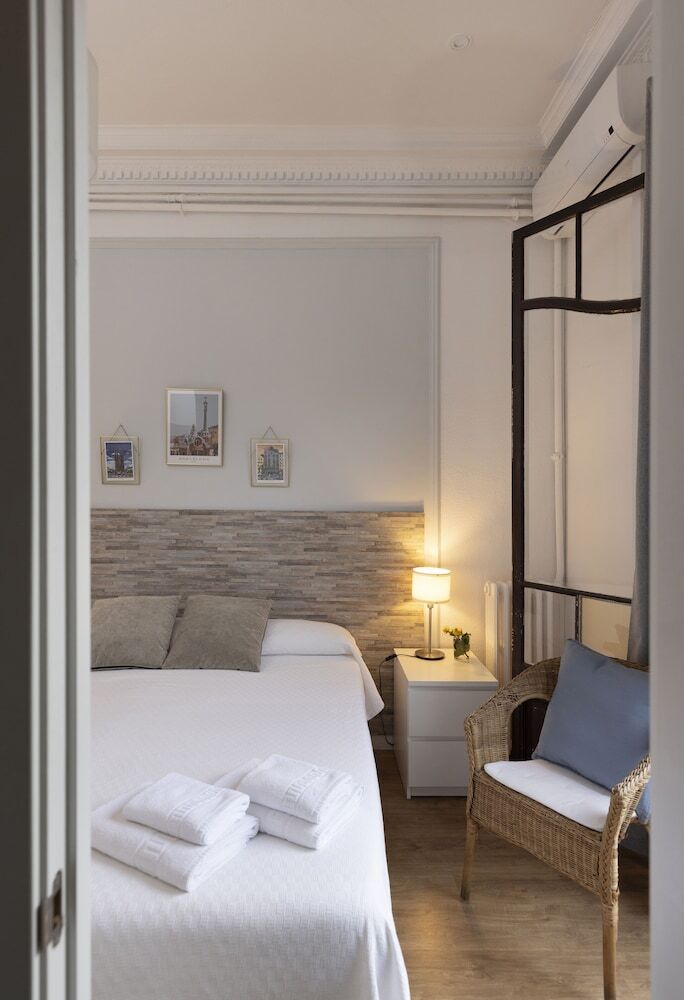 Ally's Guest House Barcelona B&B
