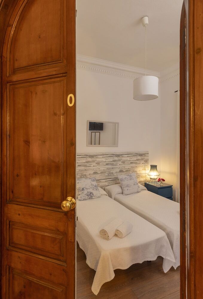 Ally's Guest House Barcelona B&B