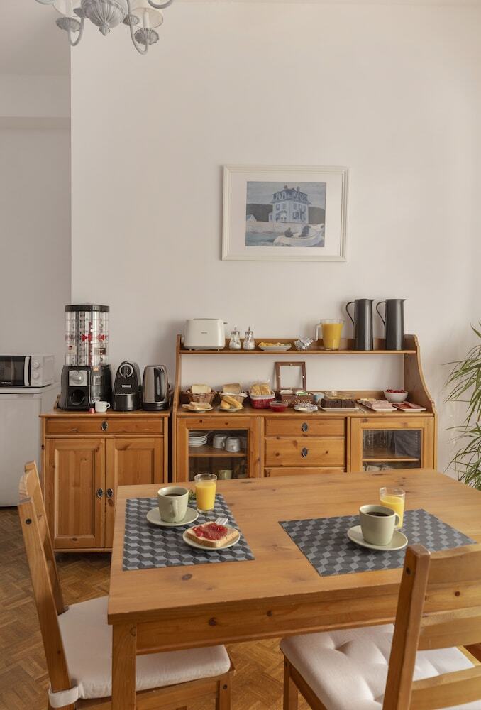Ally's Guest House Barcelona B&B