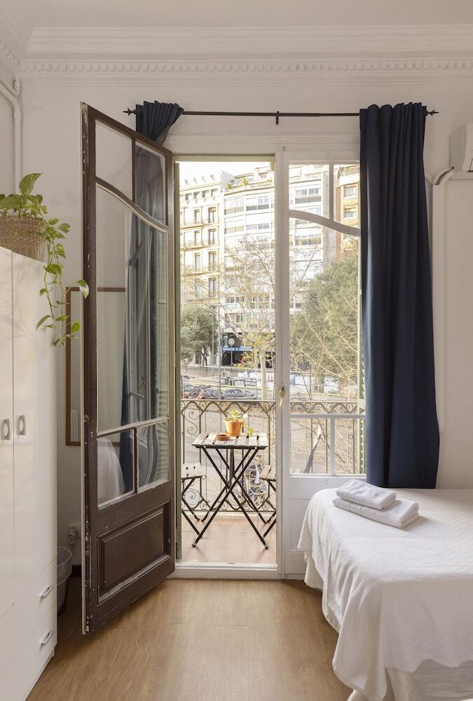 Ally's Guest House Barcelona B&B