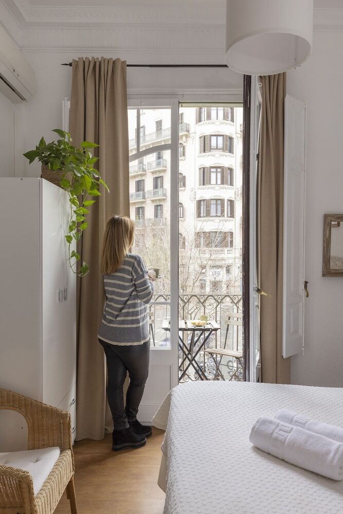 Ally's Guest House Barcelona B&B