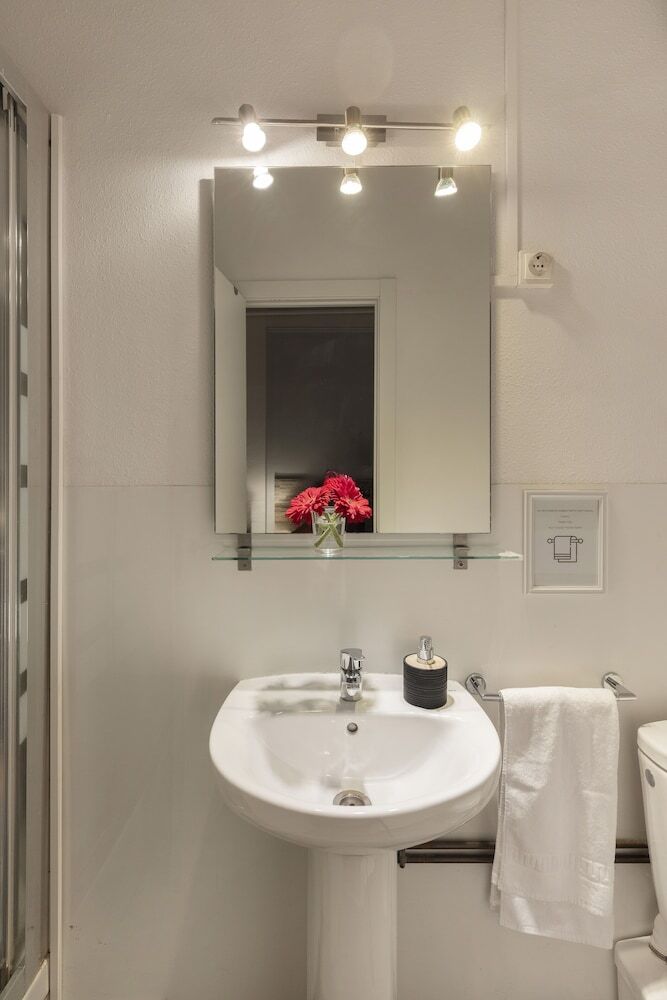 Ally's Guest House Barcelona B&B
