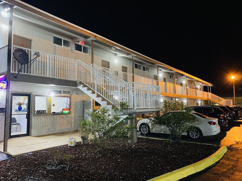 Motel Host Inn