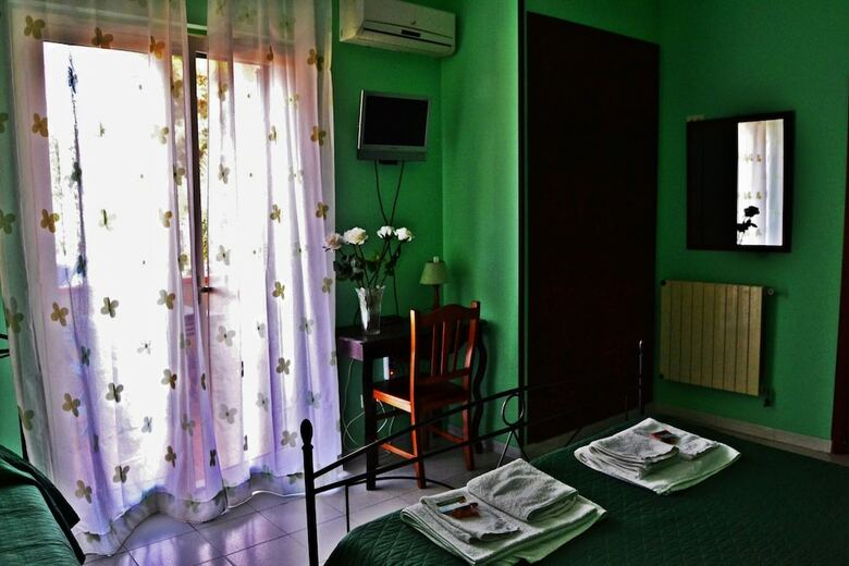 Bed & Breakfast B B S Elia Villa Surrounded By Greenery Inside The Historic Dubini Park