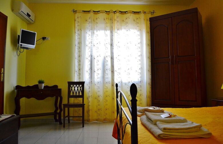 Bed & Breakfast B B S Elia Villa Surrounded By Greenery Inside The Historic Dubini Park