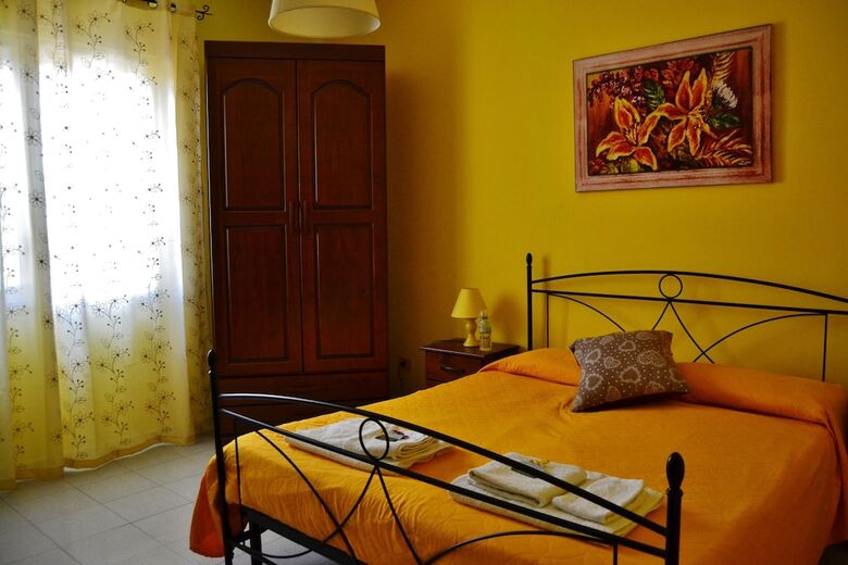 Bed & Breakfast B B S Elia Villa Surrounded By Greenery Inside The Historic Dubini Park