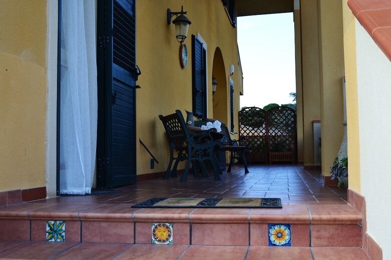 Bed & Breakfast B B S Elia Villa Surrounded By Greenery Inside The Historic Dubini Park