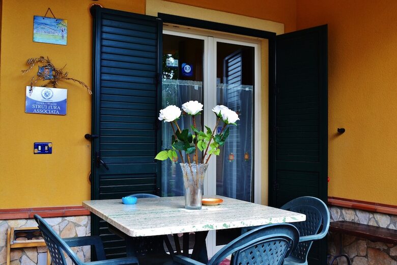Bed & Breakfast B B S Elia Villa Surrounded By Greenery Inside The Historic Dubini Park