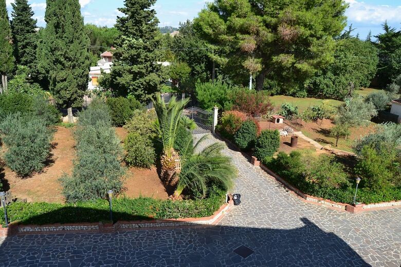 Bed & Breakfast B B S Elia Villa Surrounded By Greenery Inside The Historic Dubini Park