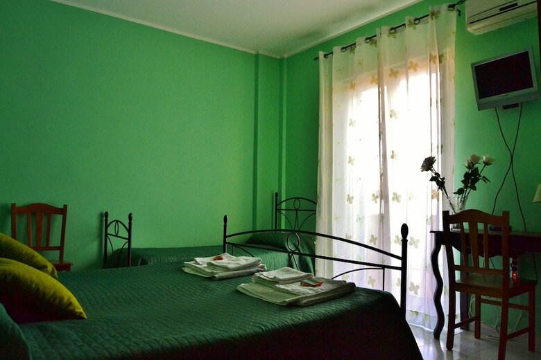 Bed & Breakfast B B S Elia Villa Surrounded By Greenery Inside The Historic Dubini Park