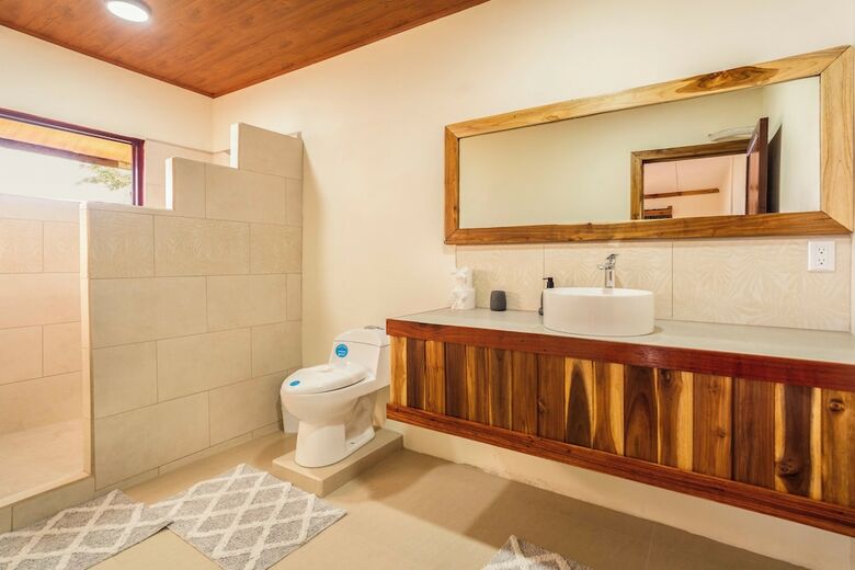 Cotingas Ocean View