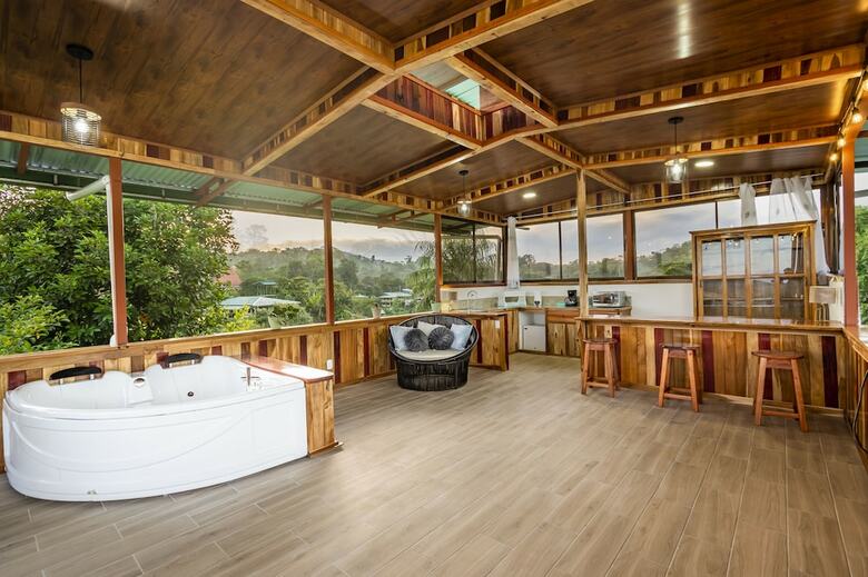 Cotingas Ocean View