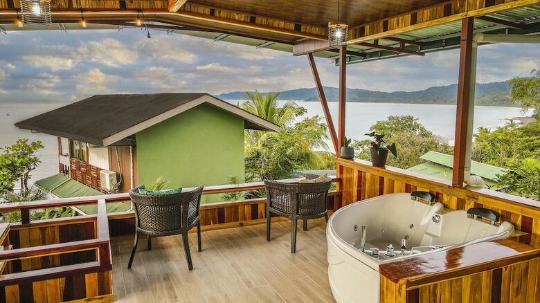 Cotingas Ocean View