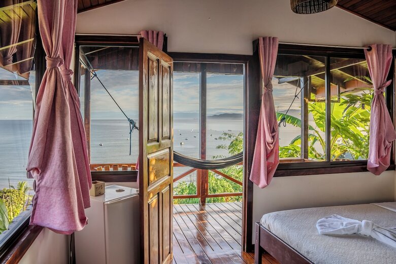 Cotingas Ocean View