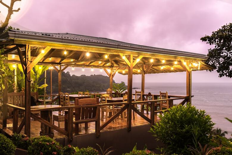 Cotingas Ocean View