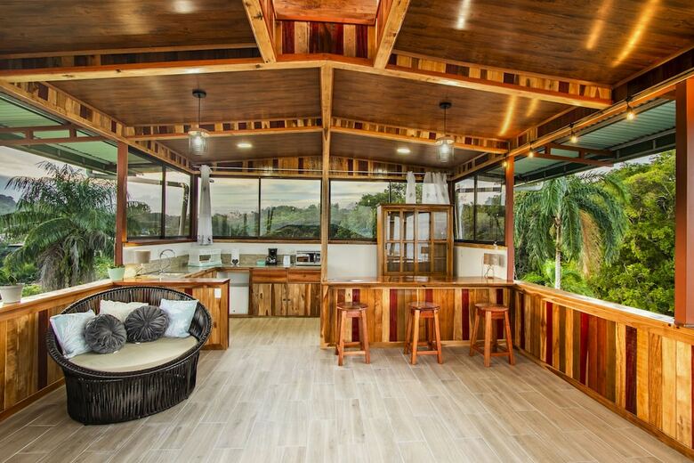 Cotingas Ocean View