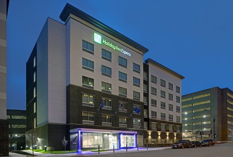 Hotel Holiday Inn Express Milwaukee Downtown By Ihg