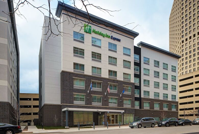 Hotel Holiday Inn Express Milwaukee Downtown By Ihg