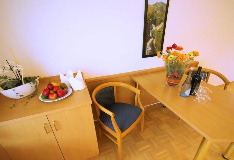 Hotel Boardinghouse H�hn